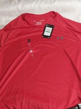 Under Armour Men’s Red Short Sleeve Performance Tee with Gray Logo